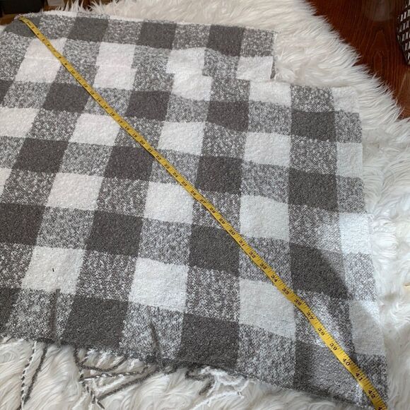 🍁SALE $10🍁 BUFFALO PLAID check poncho gray/white fringed RN125525 - Picture 8 of 10